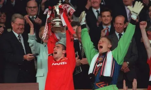 CỰC SỐC: Liverpool từng chê không lấy Cantona, Schmeichel