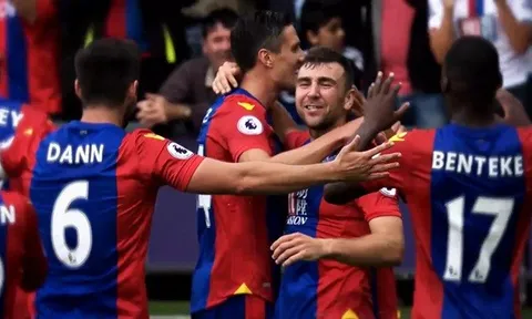 Cuối cùng thì Premier League vẫn chạy và sút