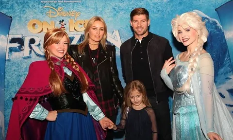 Đại gia đình Liverpool hạnh phúc tề tụ tại vương quốc Disney