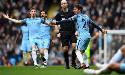 Dân mạng dậy sóng sau pha phạm lỗi của Luiz với Aguero