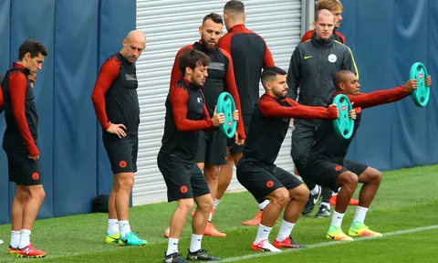 Dàn sao Man City "lái xe" trên sân tập