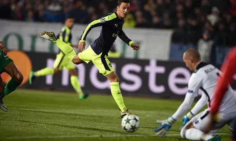 Đánh bại Ludogorets, HLV Wenger hết lời khen ngợi Mesut Oezil