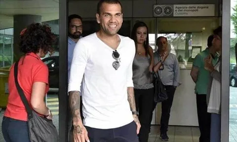Dani Alves "tươi rói" ngày cập bến Juventus