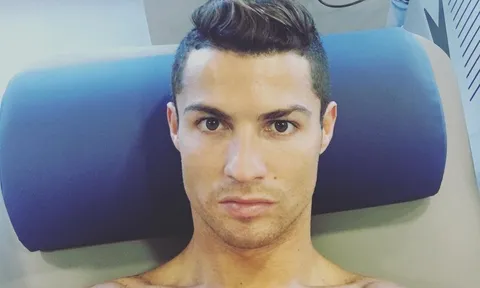 Đáp trả chỉ trích viêm họng, Ronaldo khoe ảnh