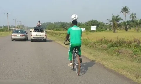 Đặt bóng trên đầu, cầu thủ lập kỷ lục đạp xe 103 km