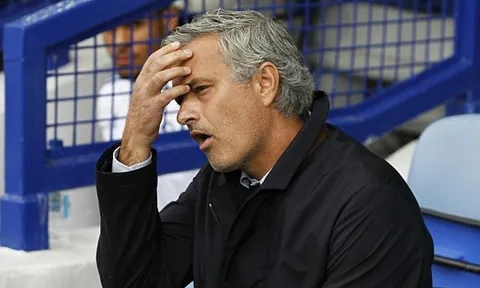 Đấu Wenger, Mourinho 'đứng ngồi không yên'