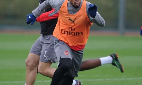 Đấu West Ham, Arsenal gặp vấn đề nơi hậu tuyến