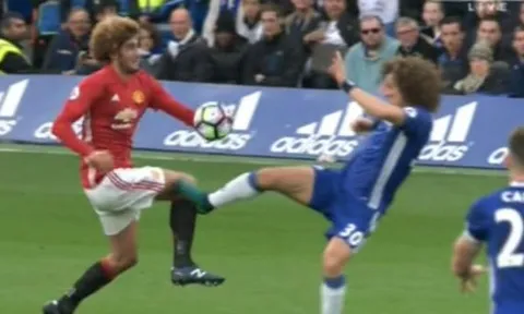 Quan điểm chuyên gia: David Luiz đáng bị thẻ đỏ