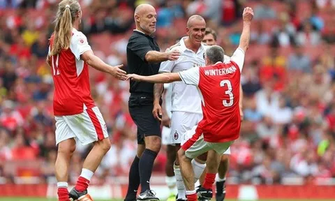 Di Canio và Winterbum tái hiện pha va chạm ăn vạ kinh điển