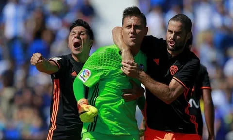 Diego Alves truất "ngôi vua" của huyền thoại Barca