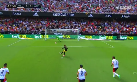 Diego Alves: Vua bắt penalty của làng bóng thế giới