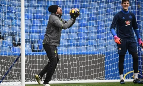 Diego Costa làm trò 'giải nhiệt' cho buổi tập của Chelsea