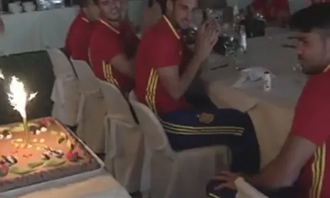 Diego Costa thổi nến mừng sinh nhật thứ 28