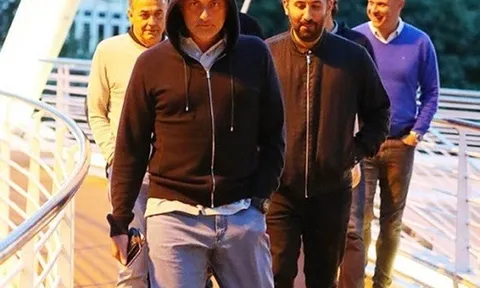 Điểm tin hậu trường 16/07: Mourinho "cực ngầu" trước trận ra mắt Quỷ đỏ; Lewandowski say sưa diễn cảnh nóng cùng vợ trên biển