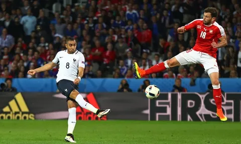 Dimitri Payet sút dội xà ngang Thụy Sĩ