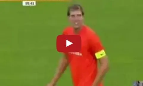 Dirk Nowitzki bị Simone Zaza 'nhập', làm trò cười với pha sút penalty khó đỡ