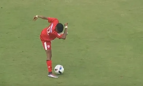 Đỡ không nổi với kiểu ăn mừng của Pogba chuyển thành 'skill' bóng đá
