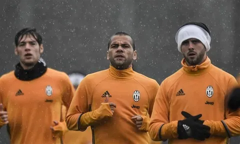 Độc bá tại Serie A, Juventus vẫn phải đội mưa luyện tập