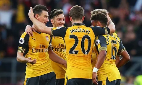 Đối thủ chỉ trích trọng tài giúp Arsenal có 3 điểm