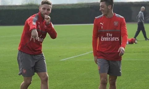 Đồng đội chúc mừng hat-trick của Oezil theo cách độc đáo