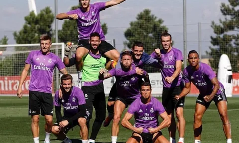 Đồng đội tạo dáng 'cute', Ronaldo thì chỉ muốn khoe cơ bắp