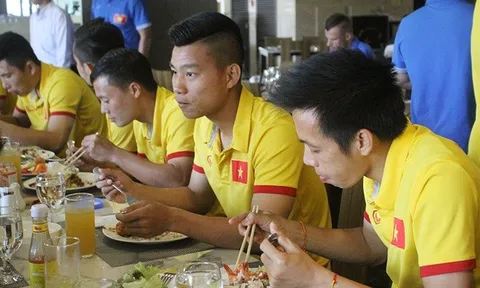 "Đột nhập" phòng ăn của ĐT Việt Nam trên đất Myanmar