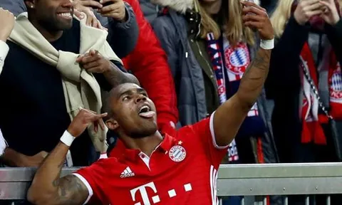 Douglas Costa selfie ăn mừng cùng CĐV ngay trong trận đấu