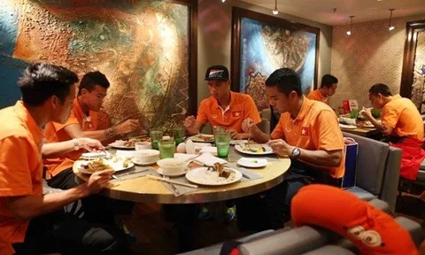 ĐTVN: Ở khách sạn hạng sang vẫn mang theo mì tôm “chống đói”