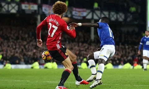 Đừng trách Fellaini, hãy trách hàng công Man United