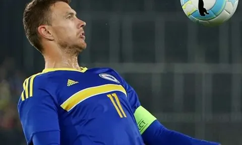 Dzeko lên tiếng sau sự cố tụt quần đối thủ
