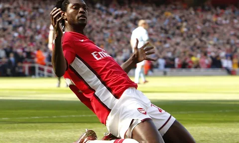Emmanuel Adebayor một thời làm loạn bóng đá Anh