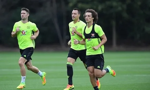 Chùm ảnh: David Luiz tập cực sung, HLV Conte chăm chút Marcos Alonso