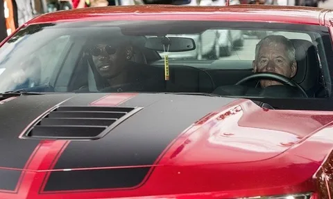 Pogba đi chuyên cơ, xế khủng ngày trở lại Manchester