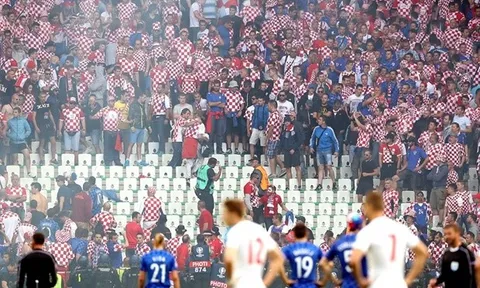 Chùm ảnh: CĐV Croatia hóa 'khủng bố', cầu thủ sợ chết khiếp