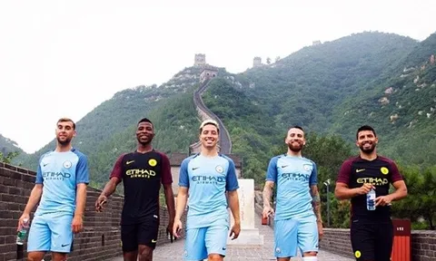 Chùm ảnh: Học đòi M.U, Man City ra mắt áo đấu không giống ai