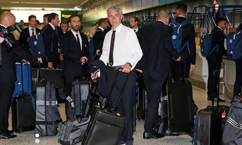 Mourinho lịch lãm, dẫn đầu dàn sao M.U đi du đấu