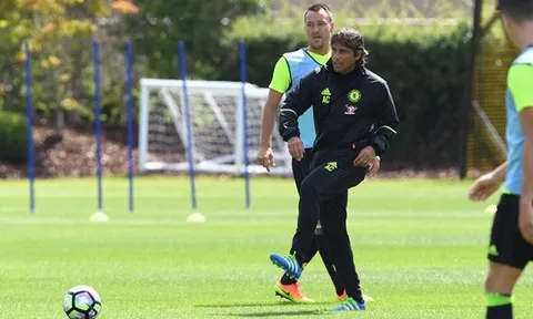 Chùm ảnh: HLV Conte khiến học trò lác mắt ngày đầu ở Chelsea