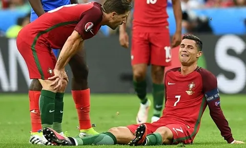 CẬN CẢNH: Pha bóng khiến C. Ronaldo ngã quỵ, khóc hết hơi