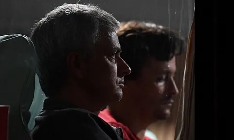 Chùm ảnh: Bị hành xác, thầy trò Mourinho 'mặt đưa đám' rời TQ