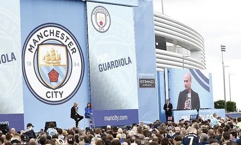 Pep Guardiola ra mắt Man City, CĐV 'rồng rắn' đến xem