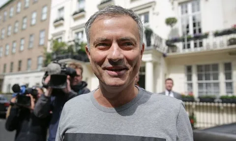 Jose Mourinho cười tươi rói, tung tăng dạo phố
