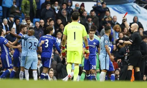 Fabregas chơi chiêu Fernandinho, cộng đồng mạng dậy sóng