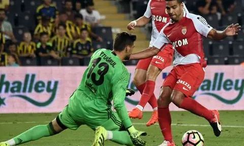 Falcao ghi bàn ầm ầm, Monaco vẫn "cúi đầu" trước đội của Van Persie