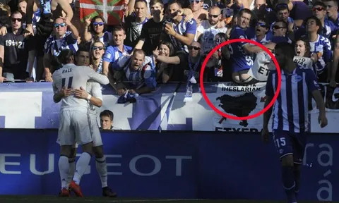 Fan Alaves tụt quần quay mông về phía Ronaldo