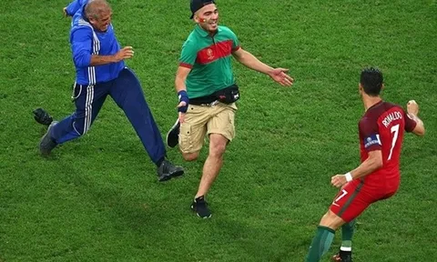 Fan cuồng lao vào sân đuổi bắt Ronaldo