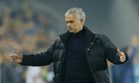 Fan Man United chuẩn bị banner 'tiễn' Jose Mourinho ở trận Arsenal