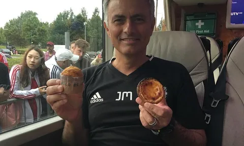 Fan MU tặng quà cho Mourinho sau chiến thắng đầu tiên