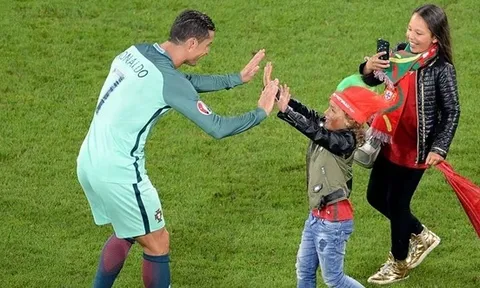 Fan nhí chúc mừng Ronaldo vào tứ kết EURO 2016