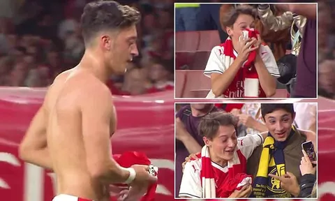 Fan nhí phát khóc vì quà tặng từ Oezil