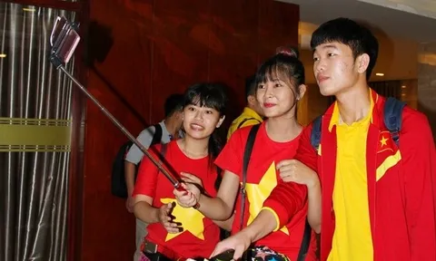 Fan nữ Tây Đô khoác tay Xuân Trường, tươi tắn bên Công Phượng